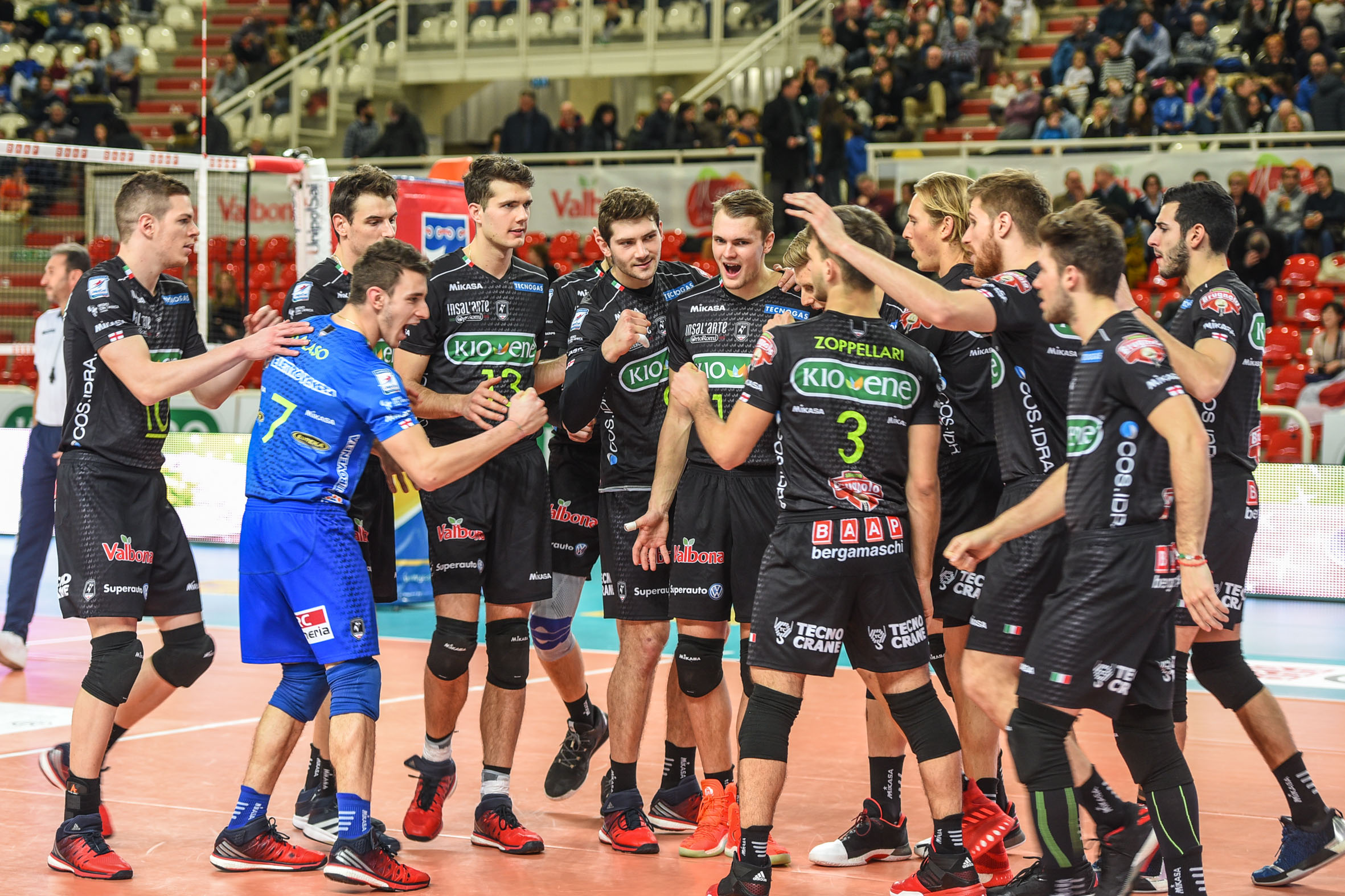 la squadra festeggia dopo la gara vinta - Eureka sponsor Pallavolo Padova