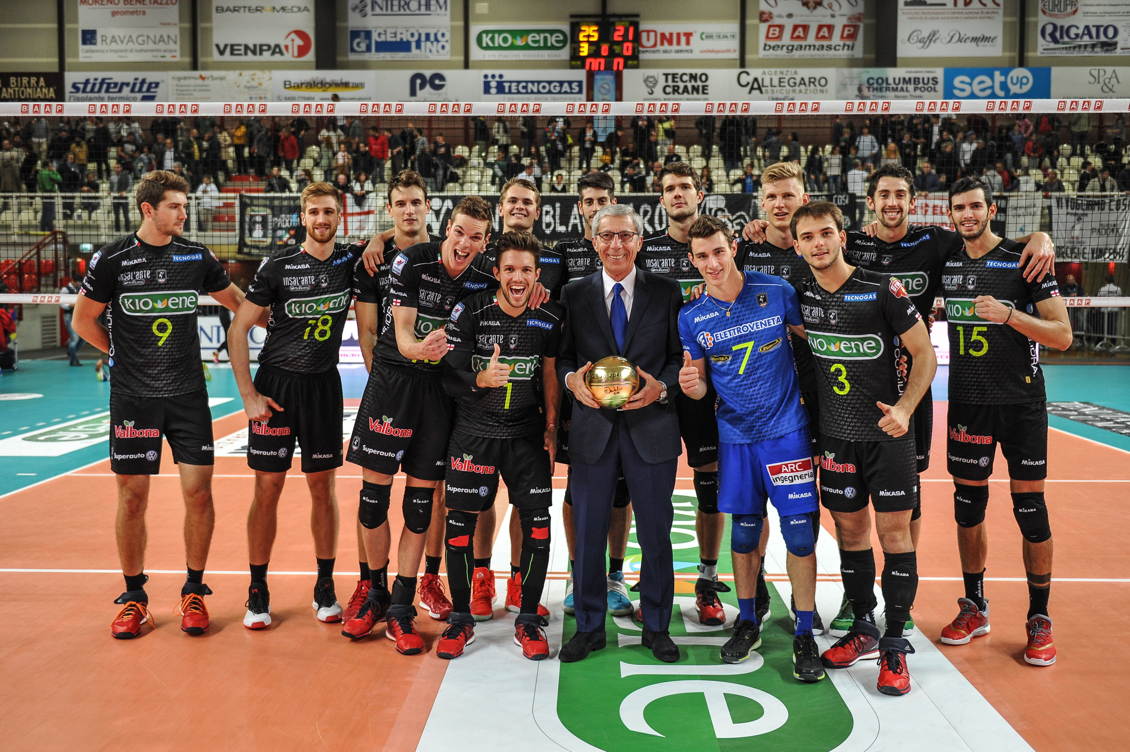 Gianfranco Lago (Eureka) con Fabio Balaso e il Pallavolo Padova - foto di repertorio 