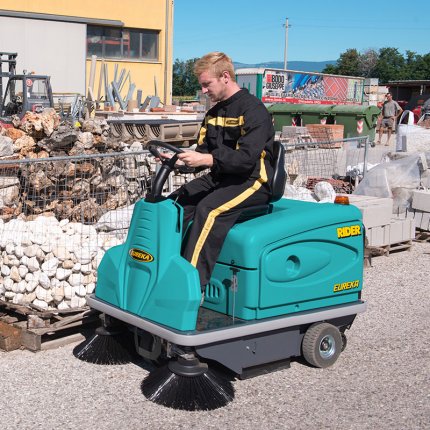 MAGGIORE PRODUTTIVITA' EUREKA RIDER 1201 MOTOSPAZZATRICE UOMO A BORDO